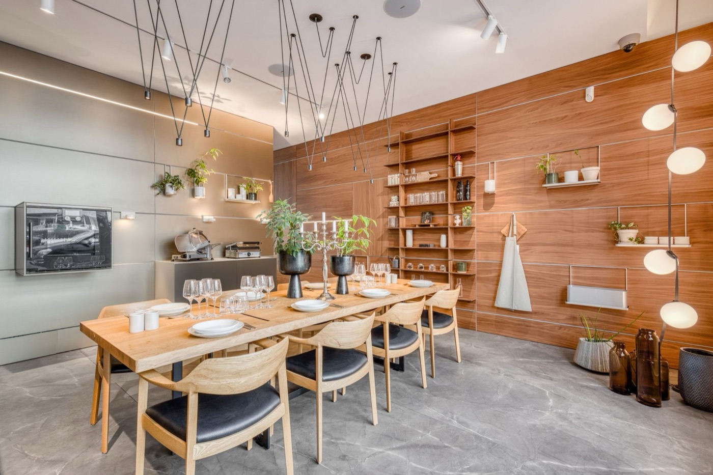 Dining- und Wohnbereich im bulthaup Showroom mit b3 Küche