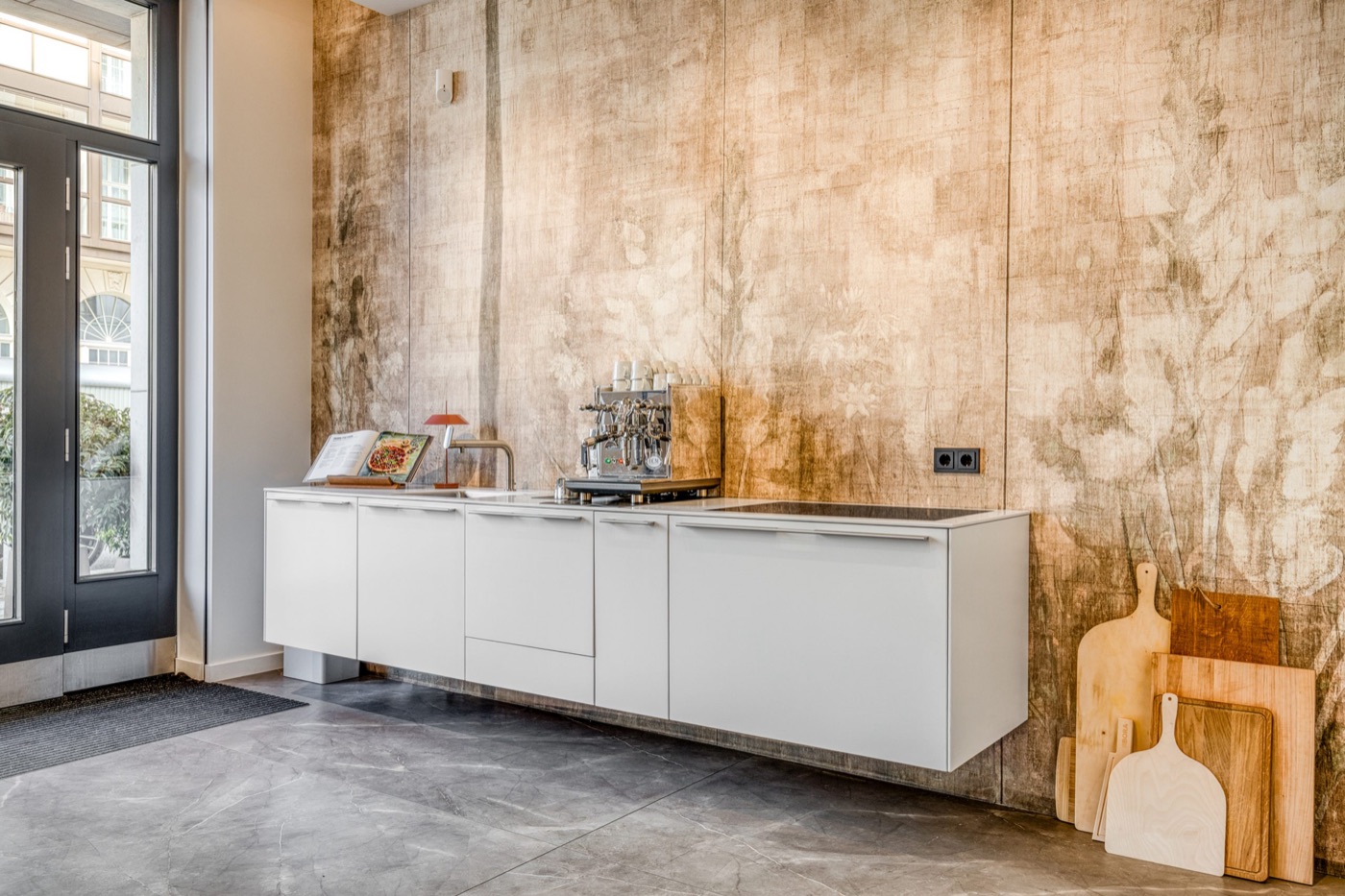 bulthaup Kaffee- und Wasserstelle im Showroom mit Schneidebrettern