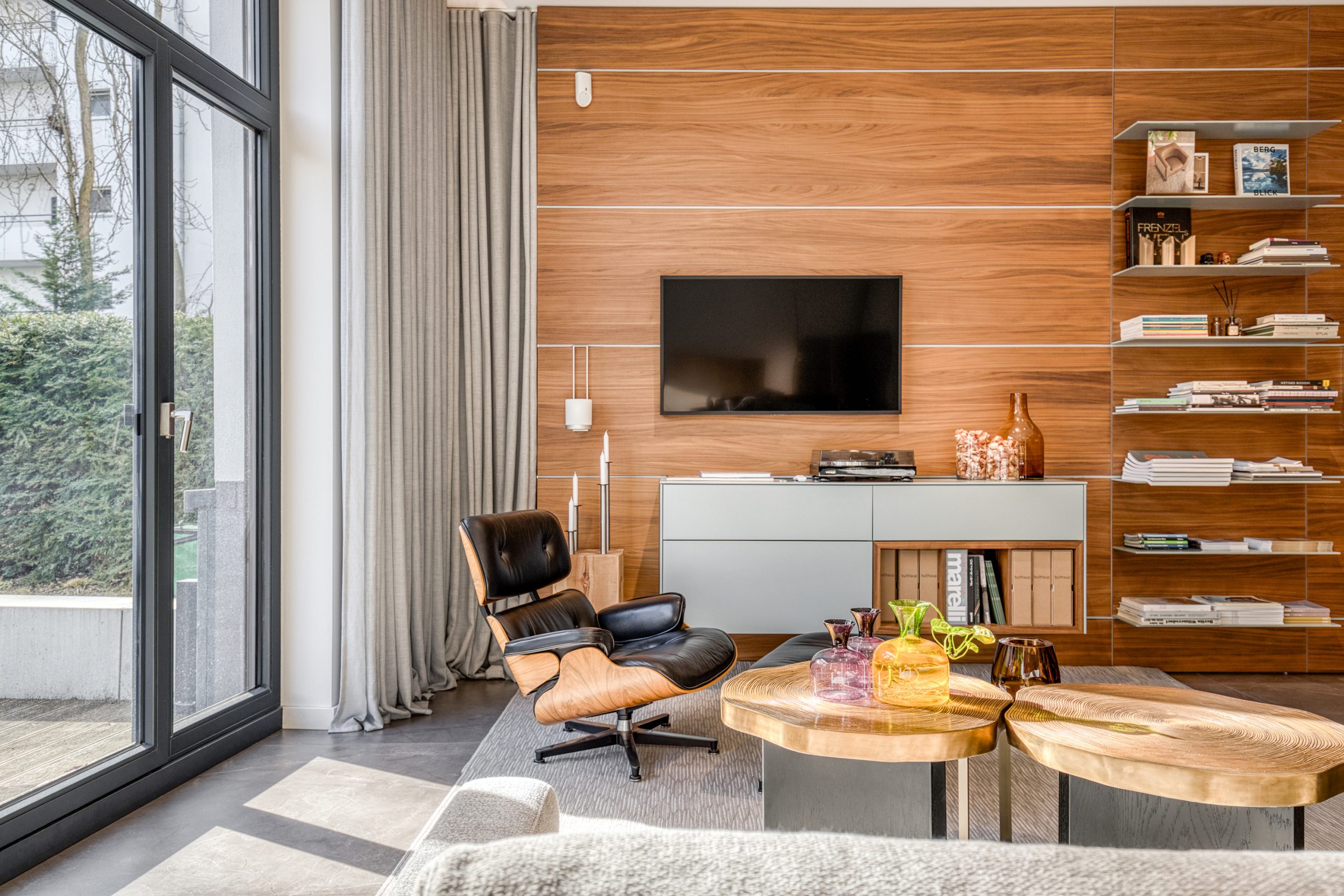 Innenraum des bulthaup Küchenstudios am preußenpark mit Küchenzeile, Tafel und Showroom-Regal